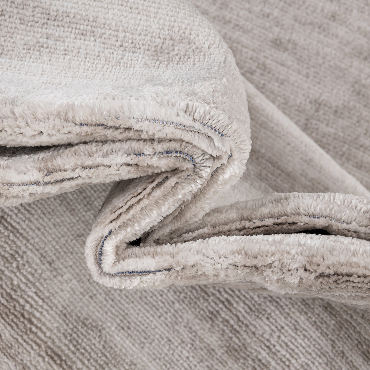 Oval Teppich Gabbeh Design in Hellgrau von Hadorn™ - Lifestyle Image