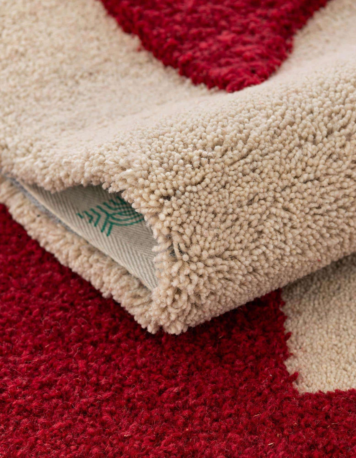Rechteck Teppich AI Handgetuftet in Elfenbein und Rot von Hadorn™ - Lifestyle Image