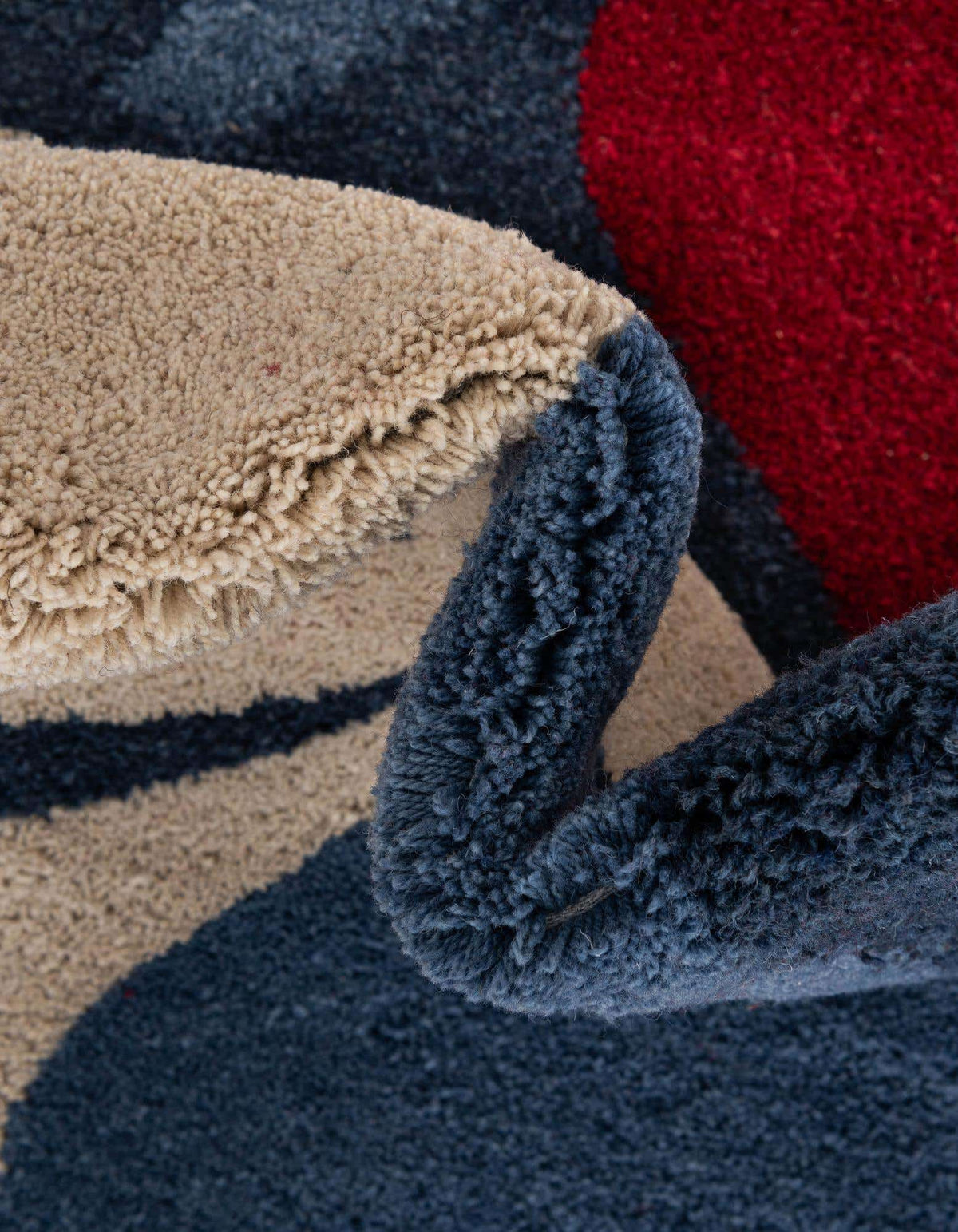 Rechteck Teppich AI Handgetuftet in Blau und Rot von Hadorn™ - Lifestyle Image