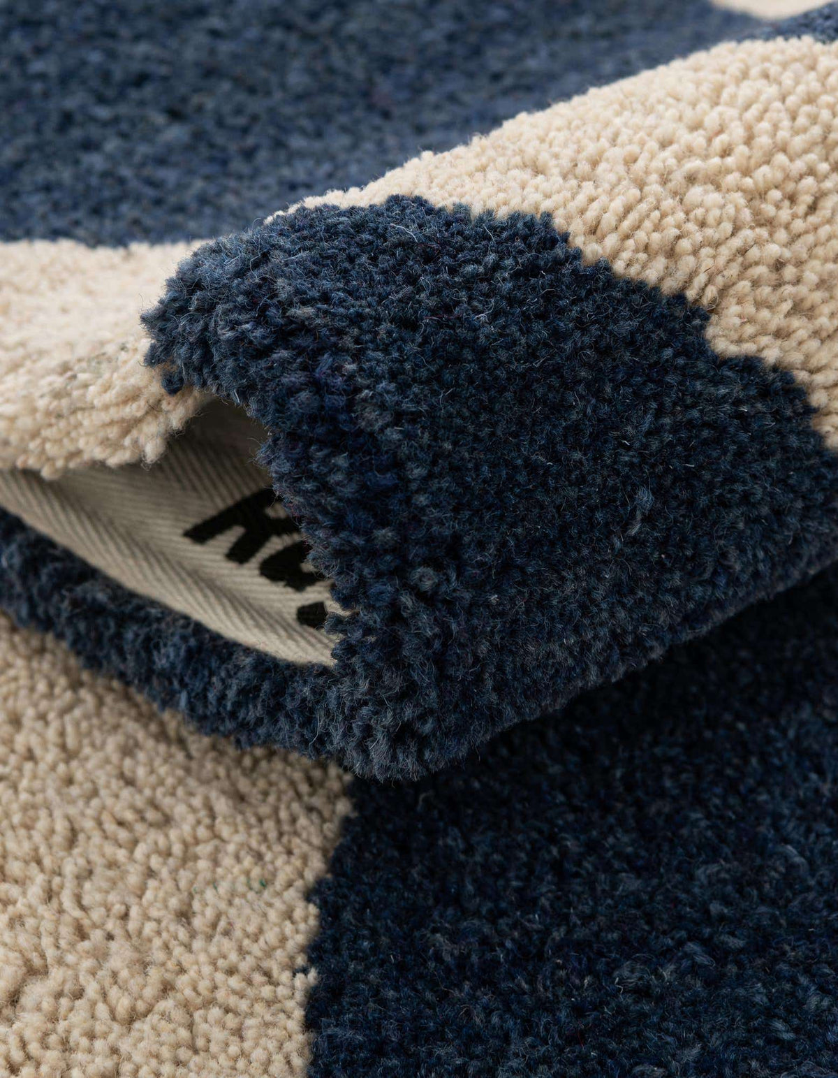 Quadratisch Teppich AI Handgetuftet in Elfenbein von Hadorn™ - Lifestyle Image