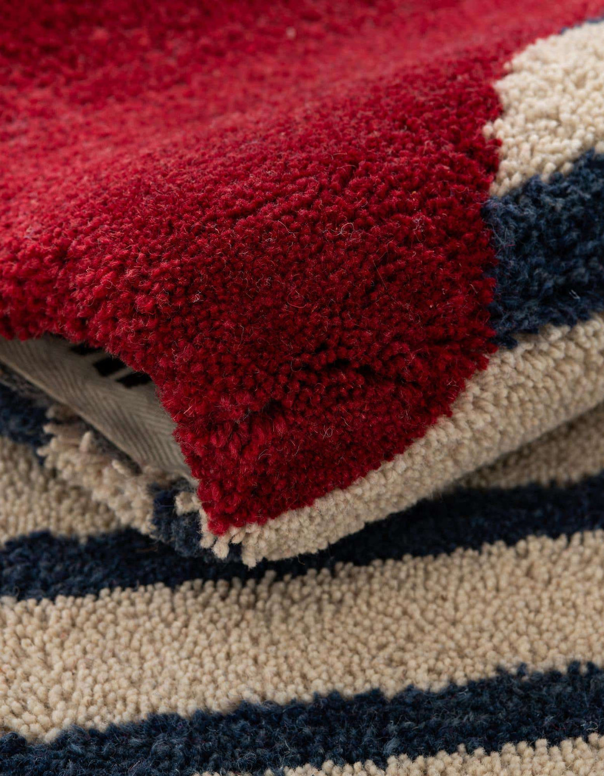 Quadratisch Teppich AI Handgetuftet in Elfenbein und Rot von Hadorn™ - Lifestyle Image