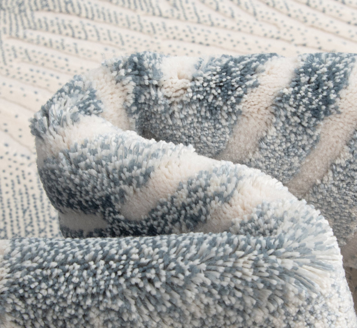 Läufer Teppich Royal Wavy in Blau von Hadorn™ - Lifestyle Image