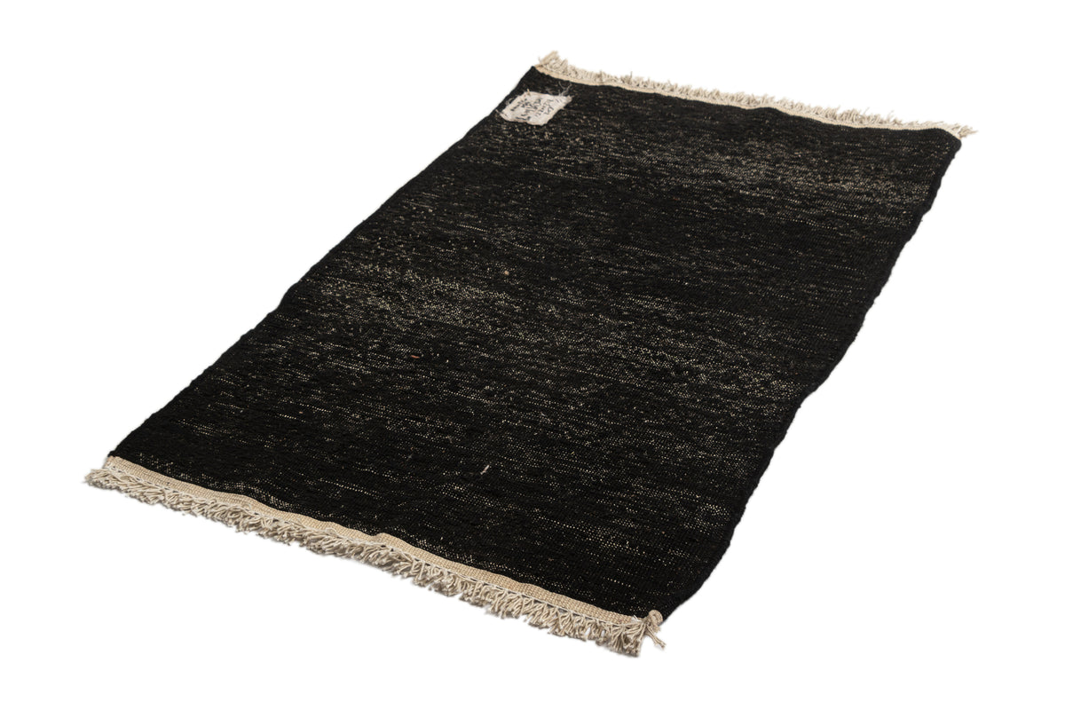 Wolle Teppich Juma Kelim in Schwarz von Hadorn™ - Lifestyle Image
