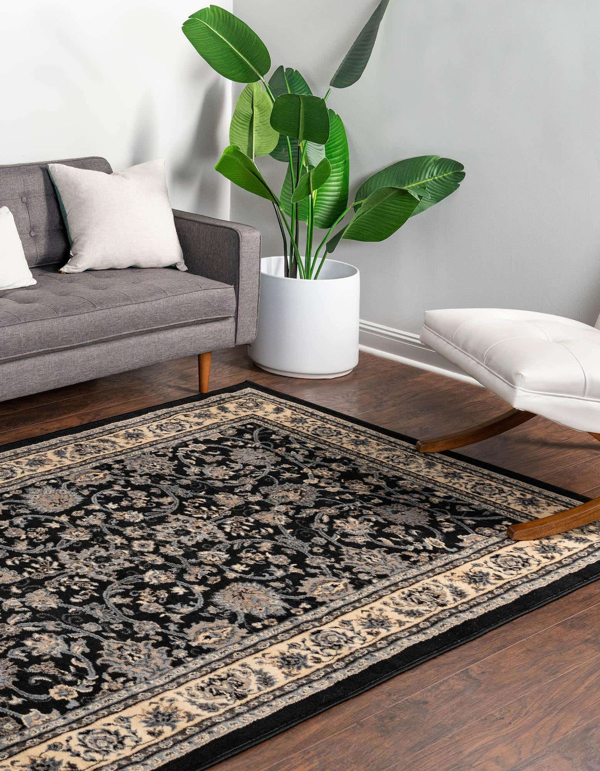 Rechteck Teppich Kashan Design in Schwarz von Hadorn™ - Lifestyle Image