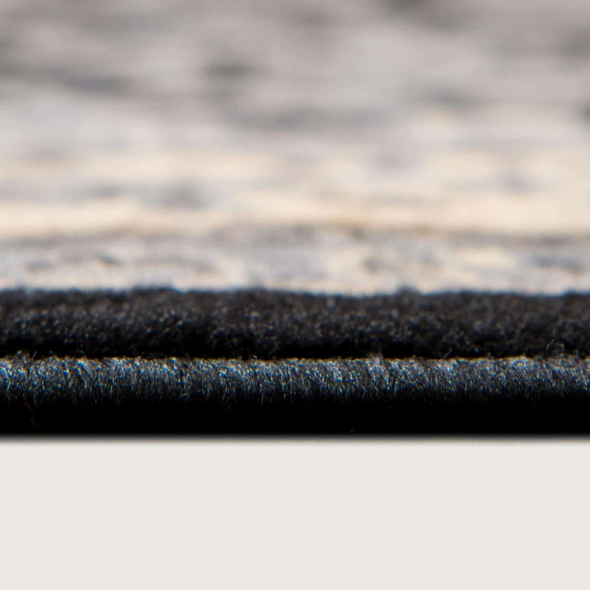 Rechteck Teppich Kashan Design in Schwarz von Hadorn™ - Lifestyle Image