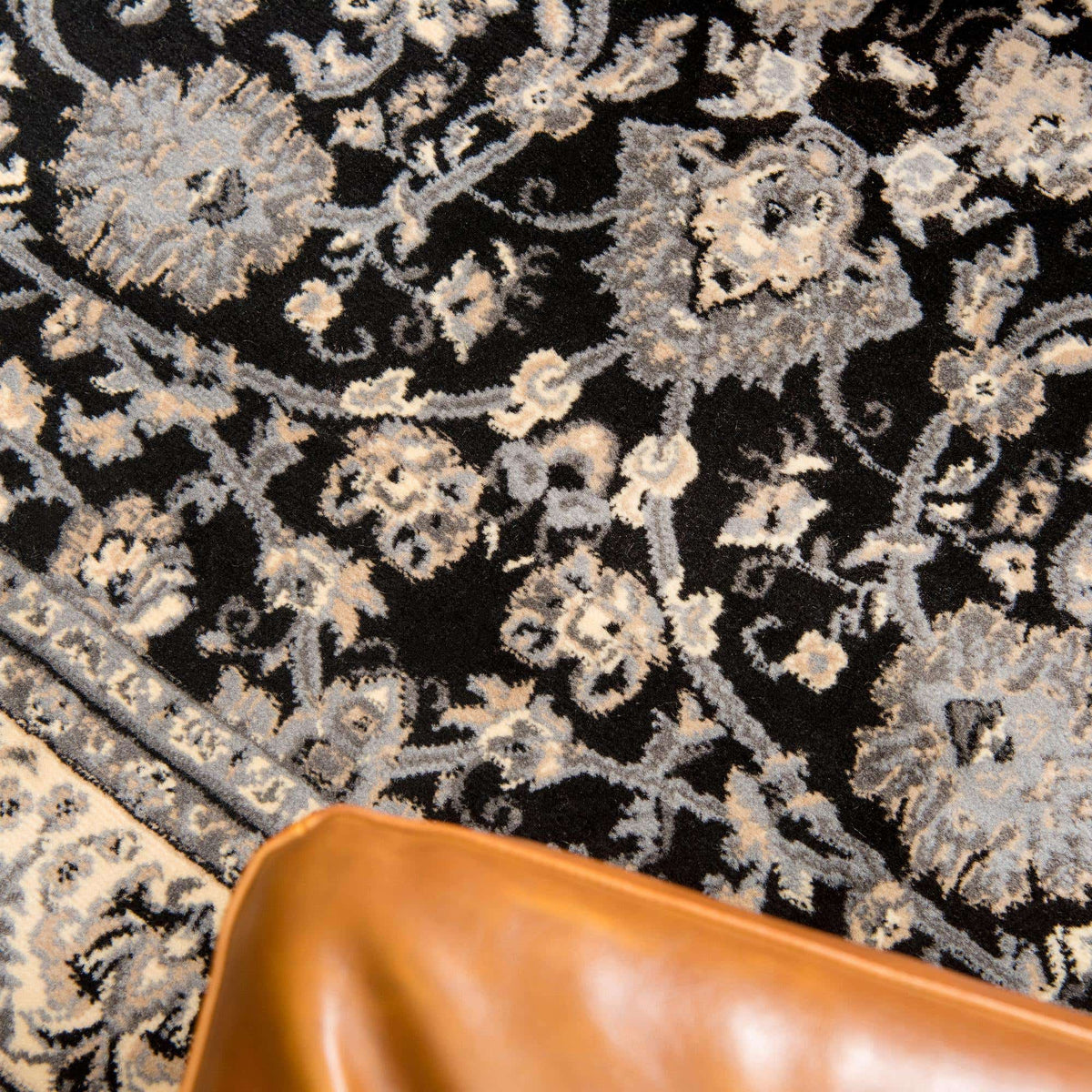 Rechteck Teppich Kashan Design in Schwarz von Hadorn™ - Lifestyle Image