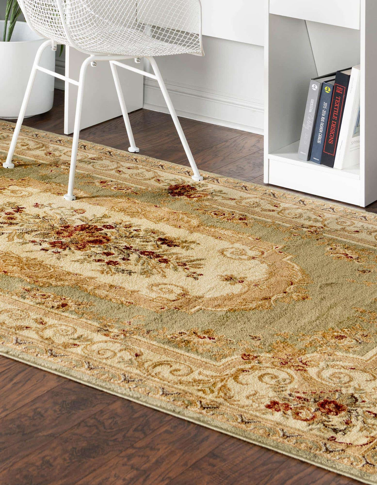 Rechteck Teppich Classic Aubusson in Grün von Hadorn™ - Lifestyle Image