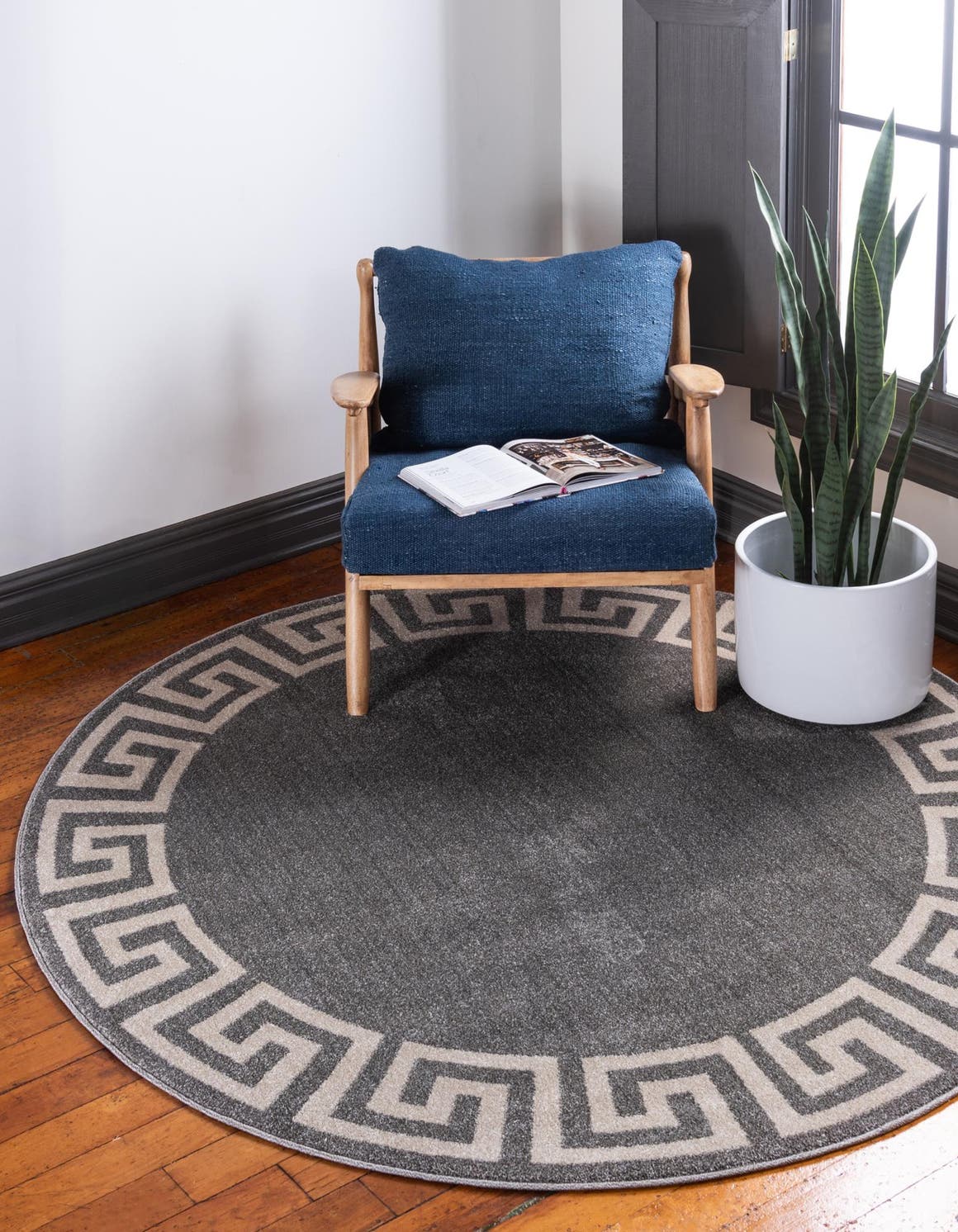 Rund Teppich Greek Key in Grau von Hadorn™ - Lifestyle Image