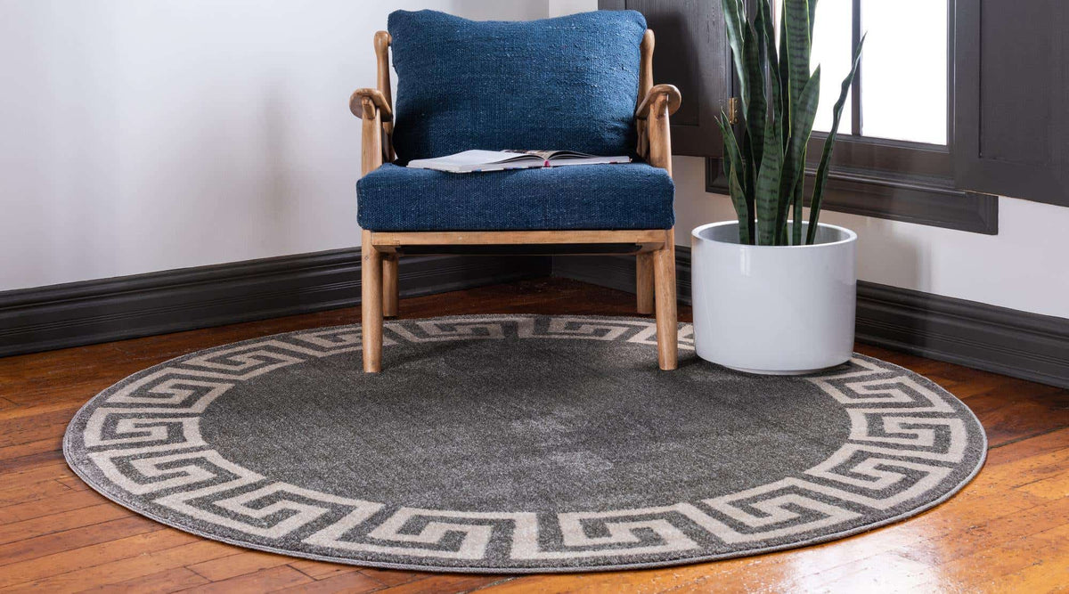 Rund Teppich Greek Key in Grau von Hadorn™ - Lifestyle Image
