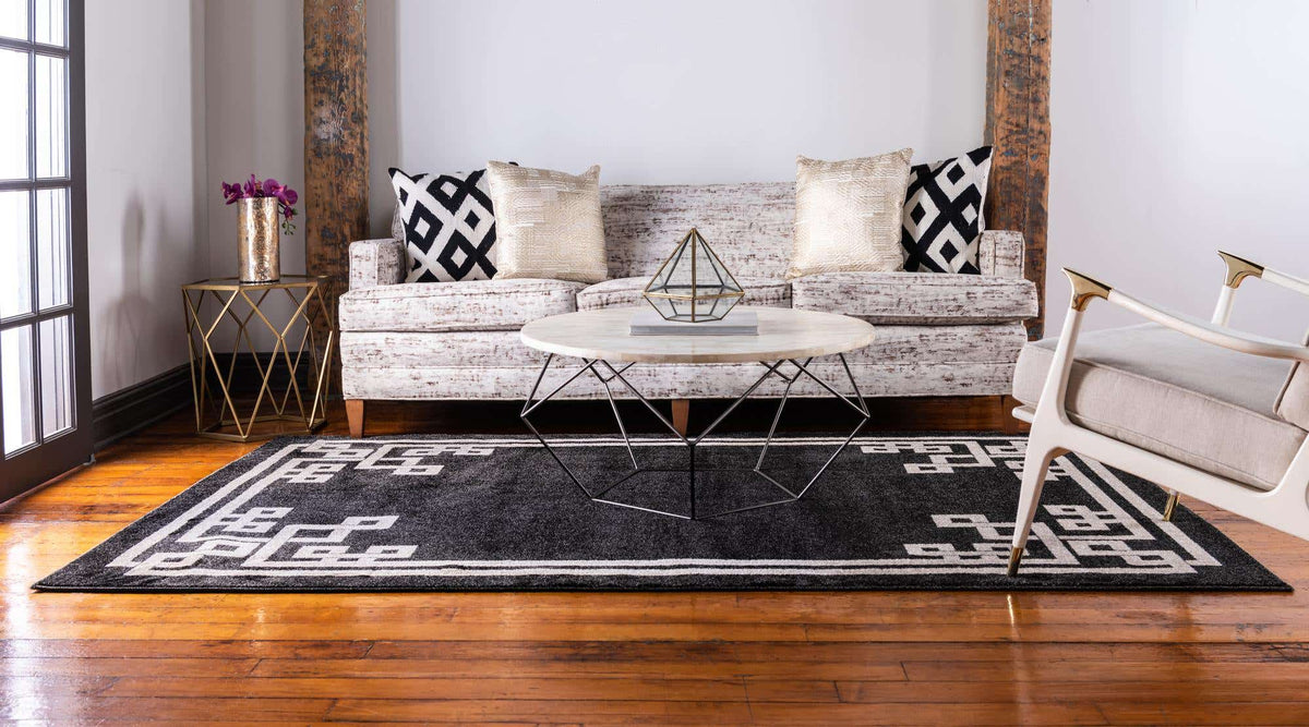 Rechteck Teppich Greek Key in Schwarz von Hadorn™ - Lifestyle Image