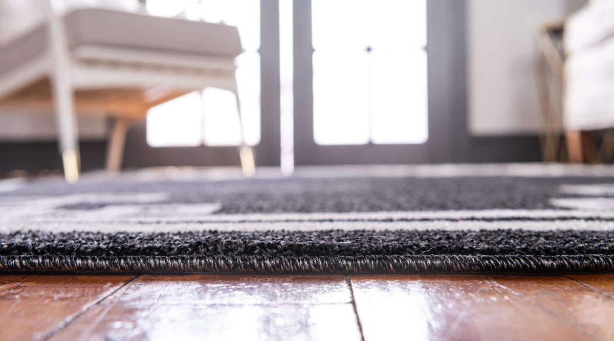 Rechteck Teppich Greek Key in Schwarz von Hadorn™ - Lifestyle Image