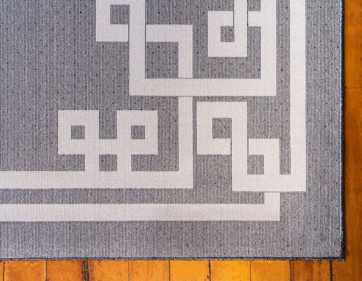 Rechteck Teppich Greek Key in Schwarz von Hadorn™ - Lifestyle Image