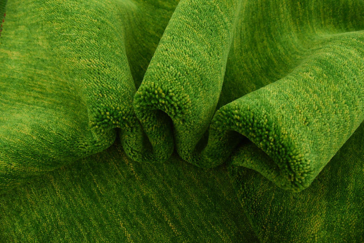 Wolle Teppich Solid Gabbeh in Hellgrün von Hadorn™ - Lifestyle Image