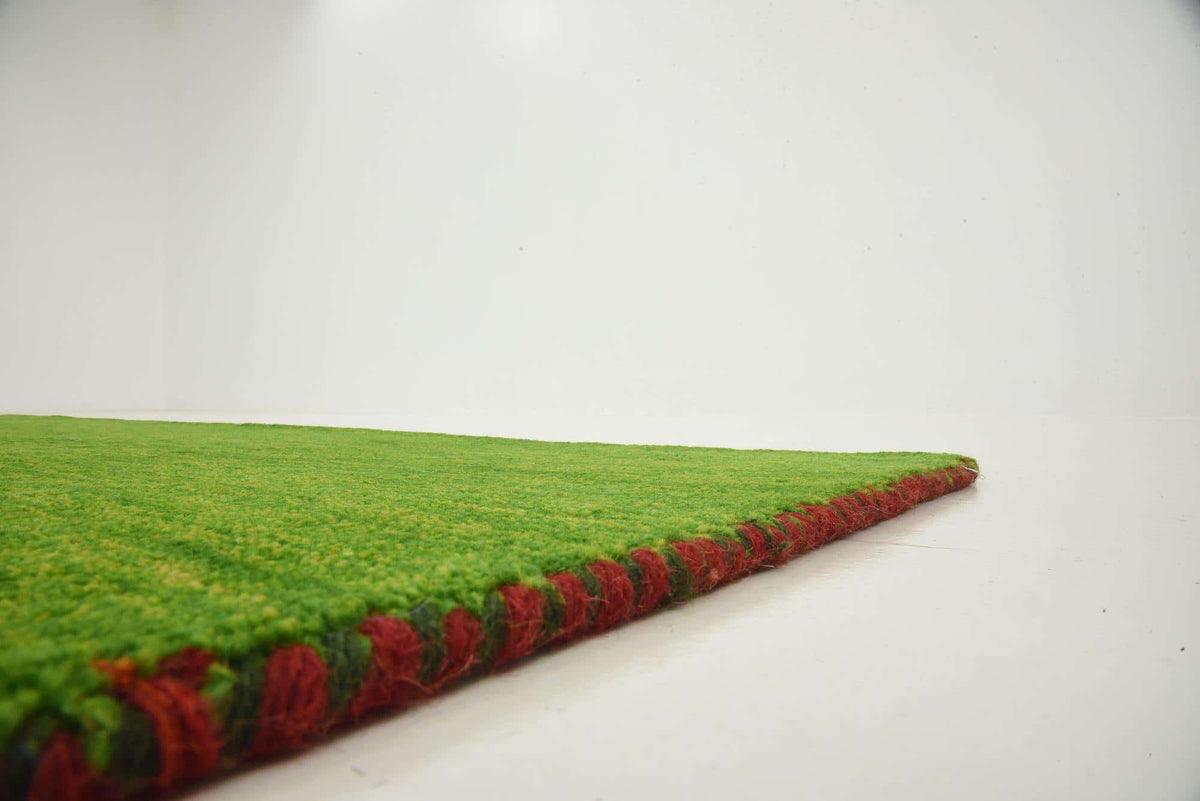 Wolle Teppich Solid Gabbeh in Hellgrün von Hadorn™ - Lifestyle Image