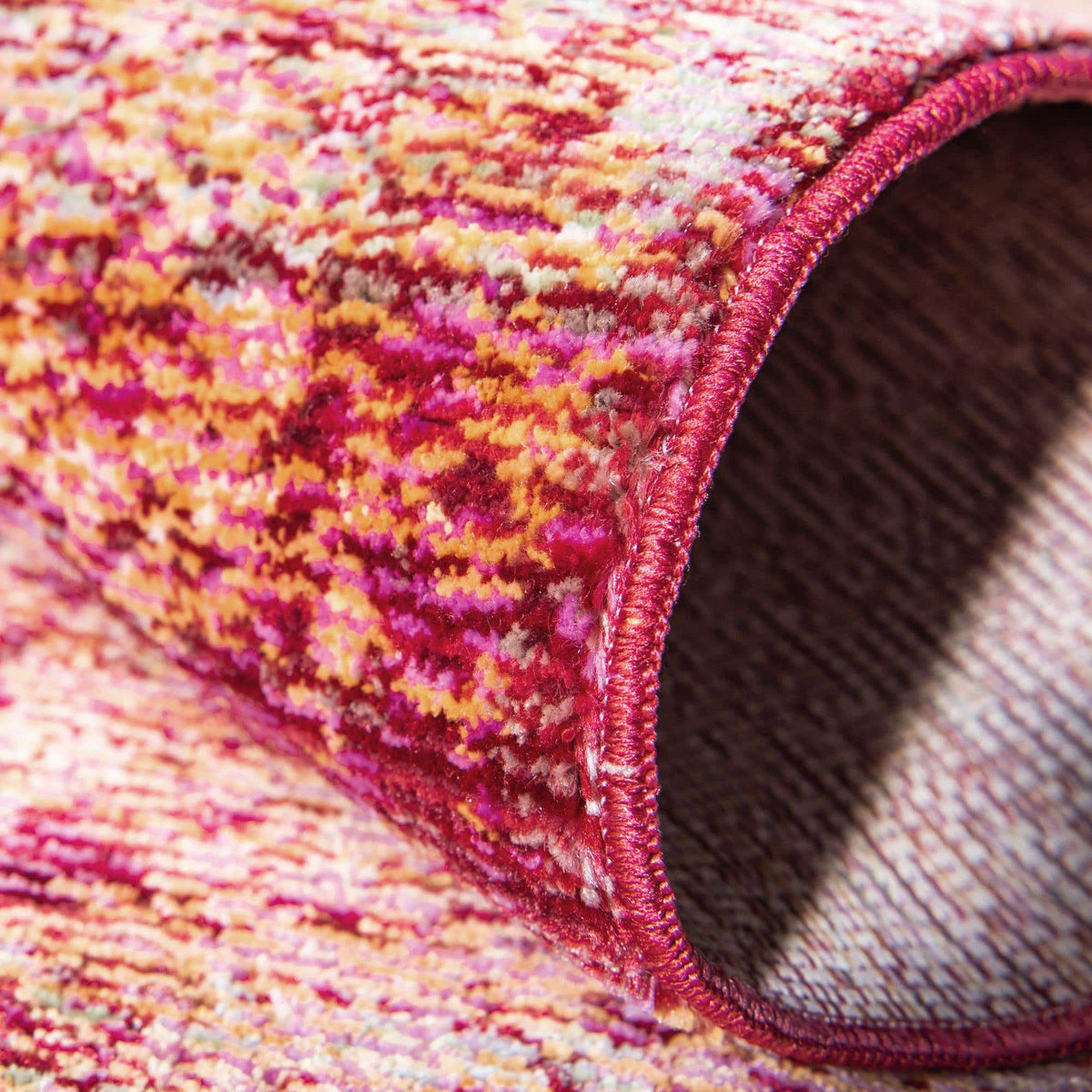 Rechteck Teppich Aqua in Rot von Hadorn™ - Lifestyle Image