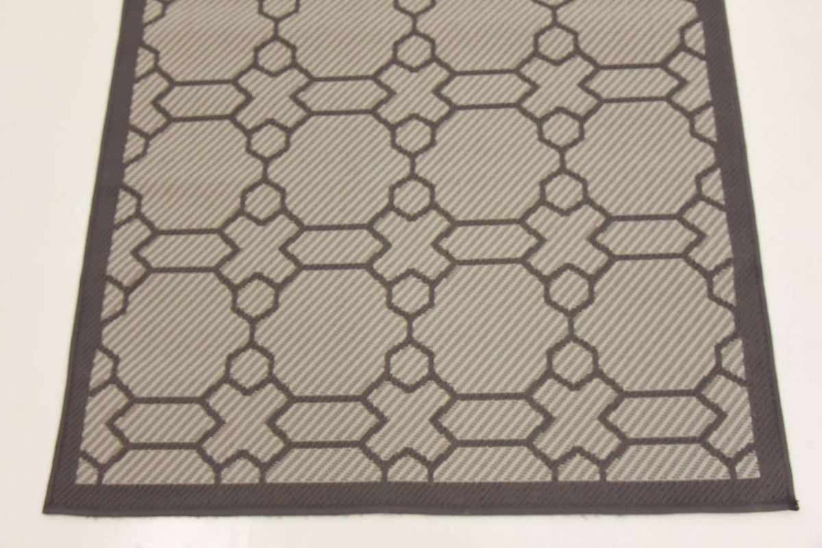 Rechteck Outdoor Teppich Outdoor Trellis in Grau von Hadorn™ - Lifestyle Image