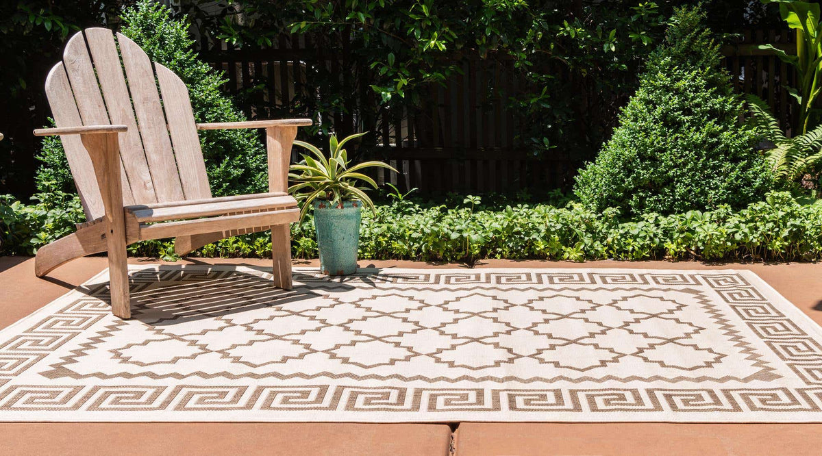 Rechteck Outdoor Teppich Outdoor Trellis in Beige von Hadorn™ - Lifestyle Image