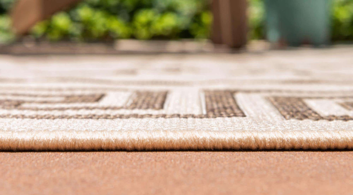Rechteck Outdoor Teppich Outdoor Trellis in Beige von Hadorn™ - Lifestyle Image