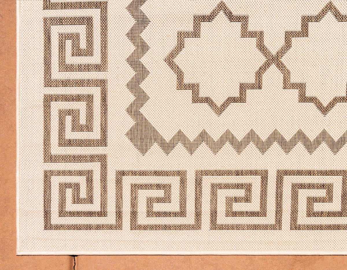 Rechteck Outdoor Teppich Outdoor Trellis in Beige von Hadorn™ - Lifestyle Image