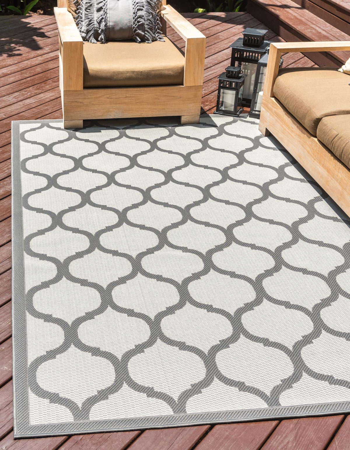 Rechteck Outdoor Teppich Outdoor Trellis in Grau von Hadorn™ - Lifestyle Image