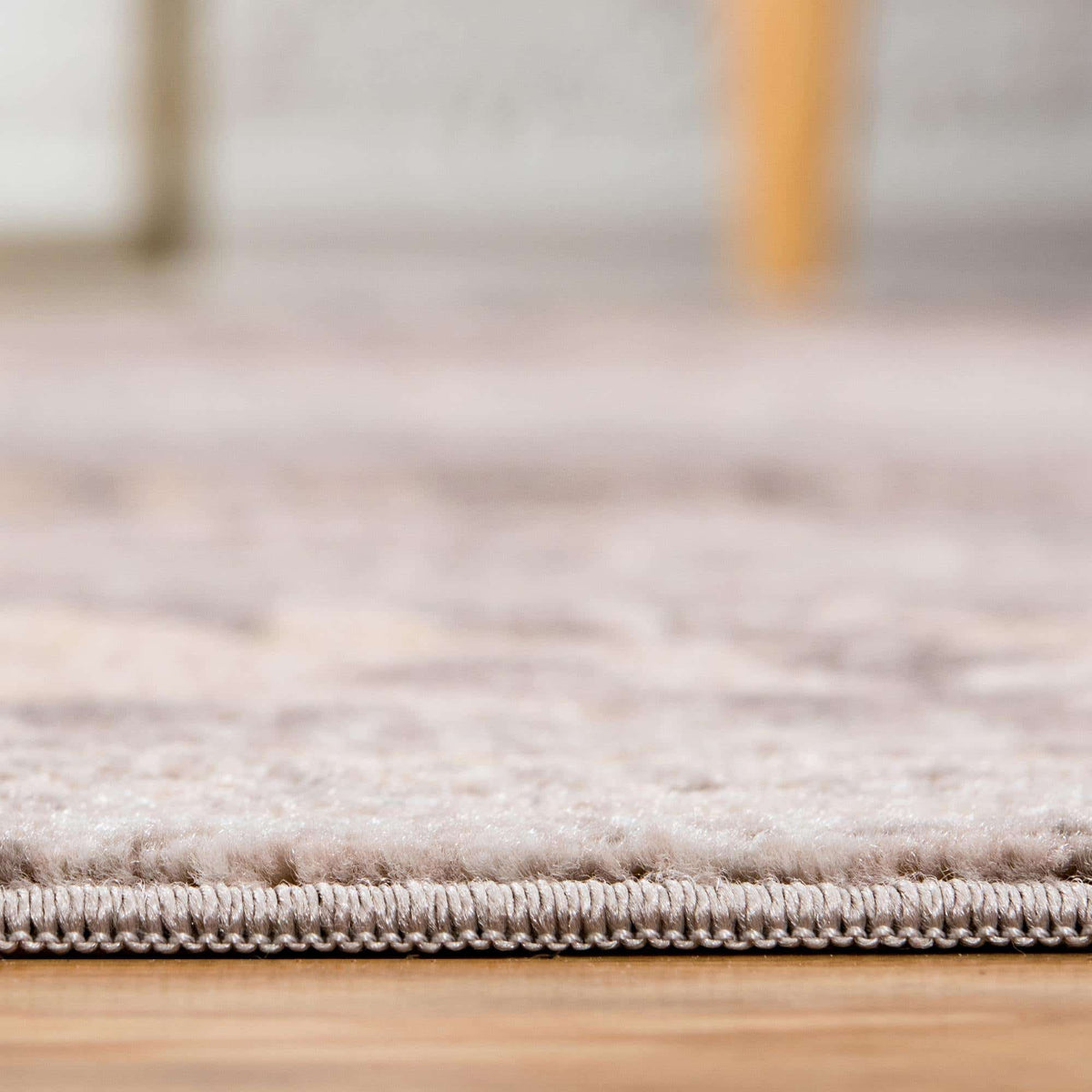 Quadratisch Teppich Restoration in Grau von Hadorn™ - Lifestyle Image