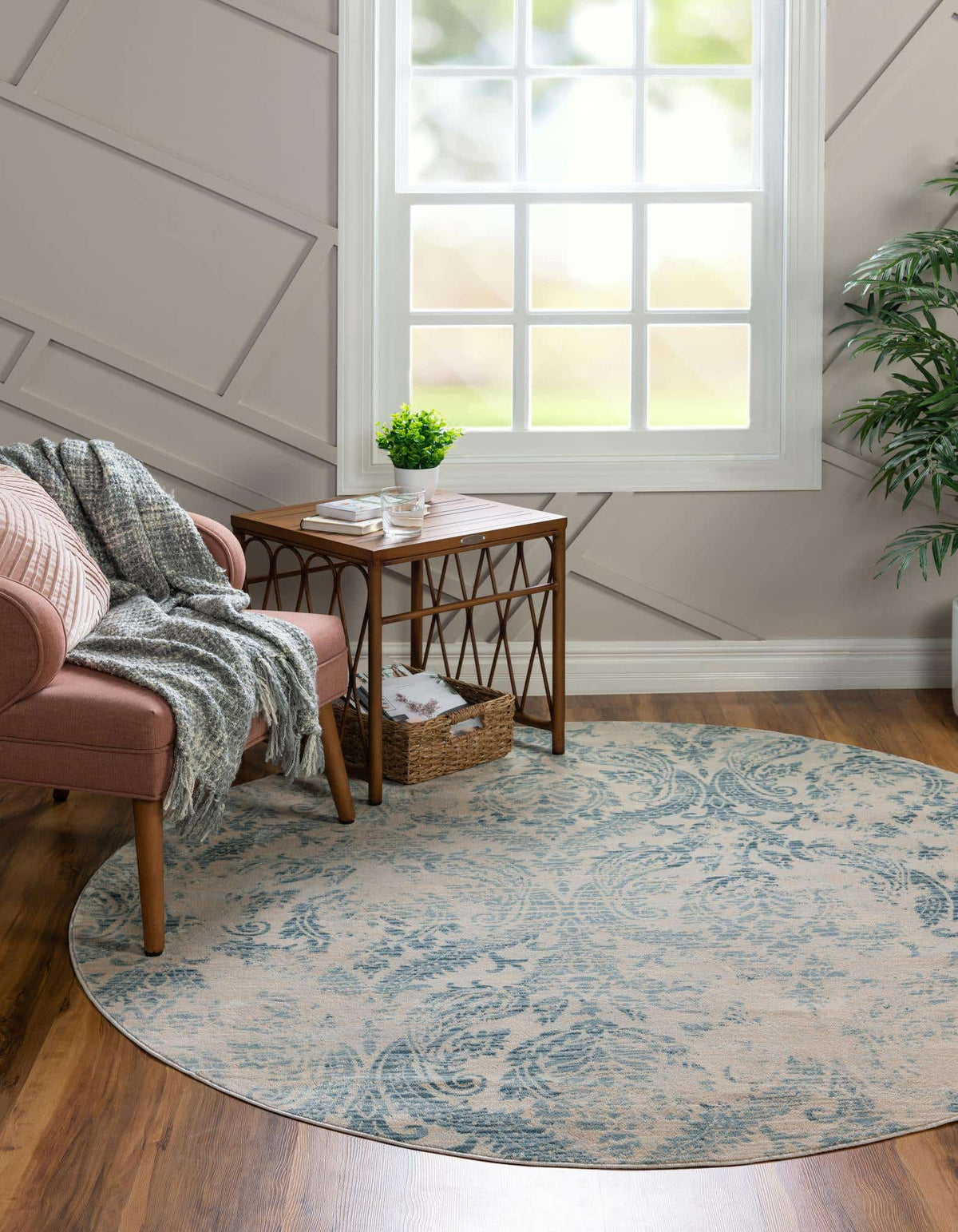 Rund Teppich Restoration in Blau von Hadorn™ - Lifestyle Image