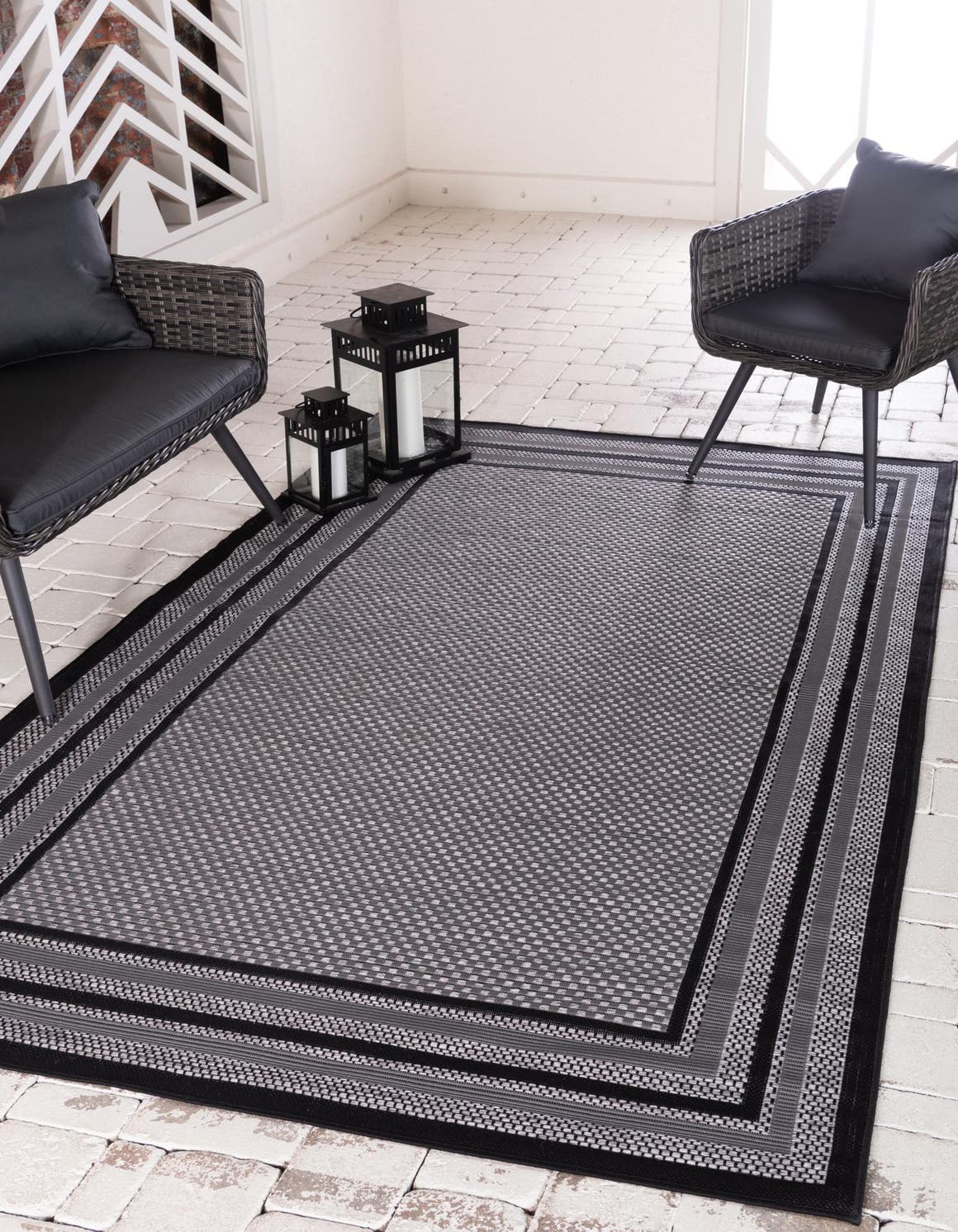 Rechteck Outdoor Teppich Outdoor Border in Grau von Hadorn™ - Lifestyle Image
