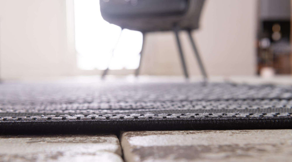 Rechteck Outdoor Teppich Outdoor Border in Grau von Hadorn™ - Lifestyle Image