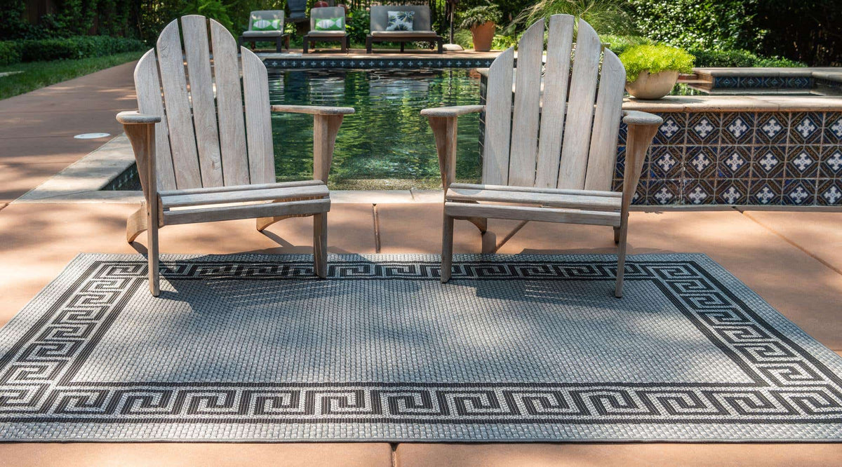 Rechteck Outdoor Teppich Outdoor Border in Grau von Hadorn™ - Lifestyle Image