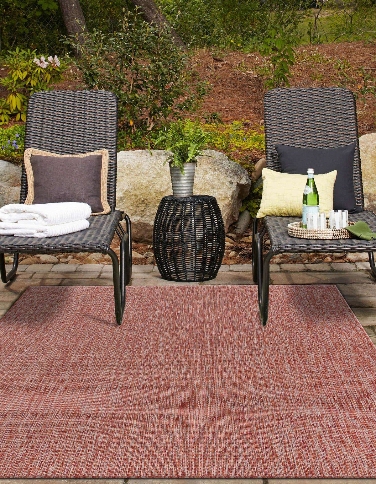 Rechteck Outdoor Teppich Outdoor Solid in Rot von Hadorn™ - Lifestyle Image