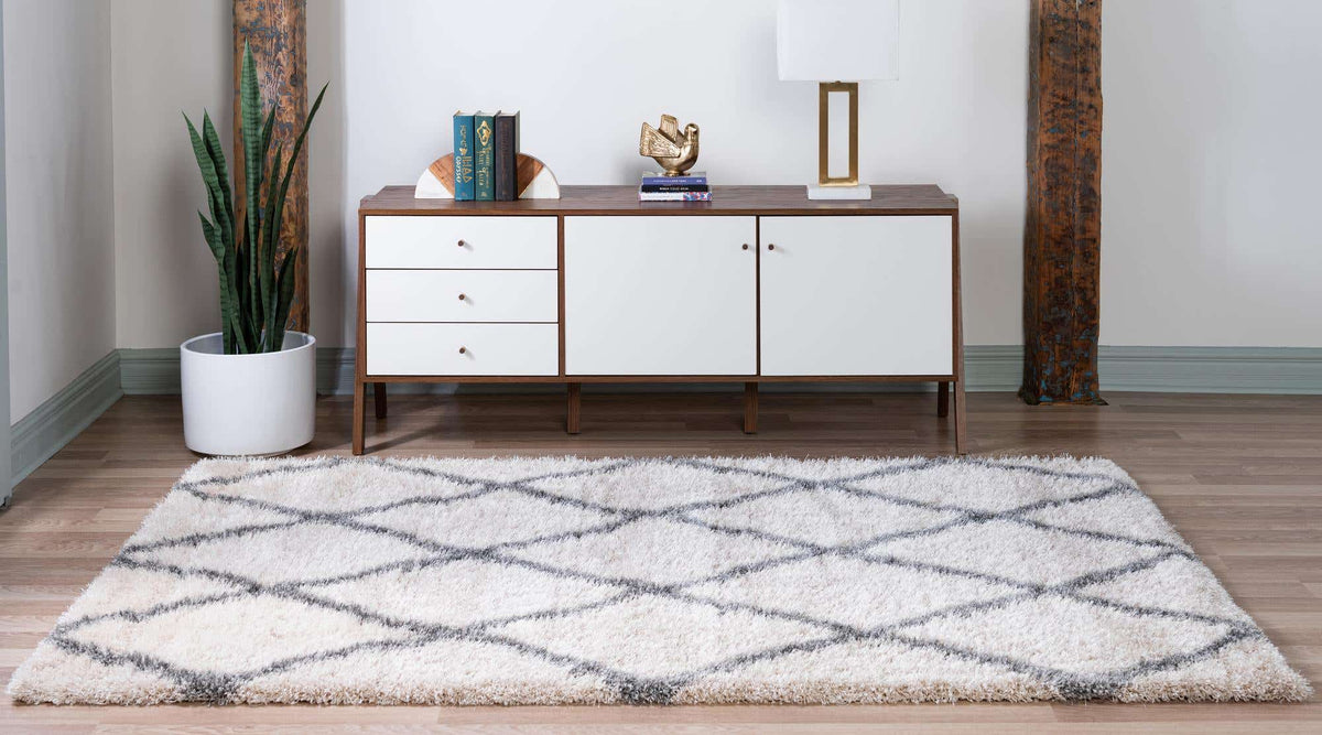Rechteck Hochflorteppich Luxe Trellis Shag in Beige von Hadorn™ - Lifestyle Image