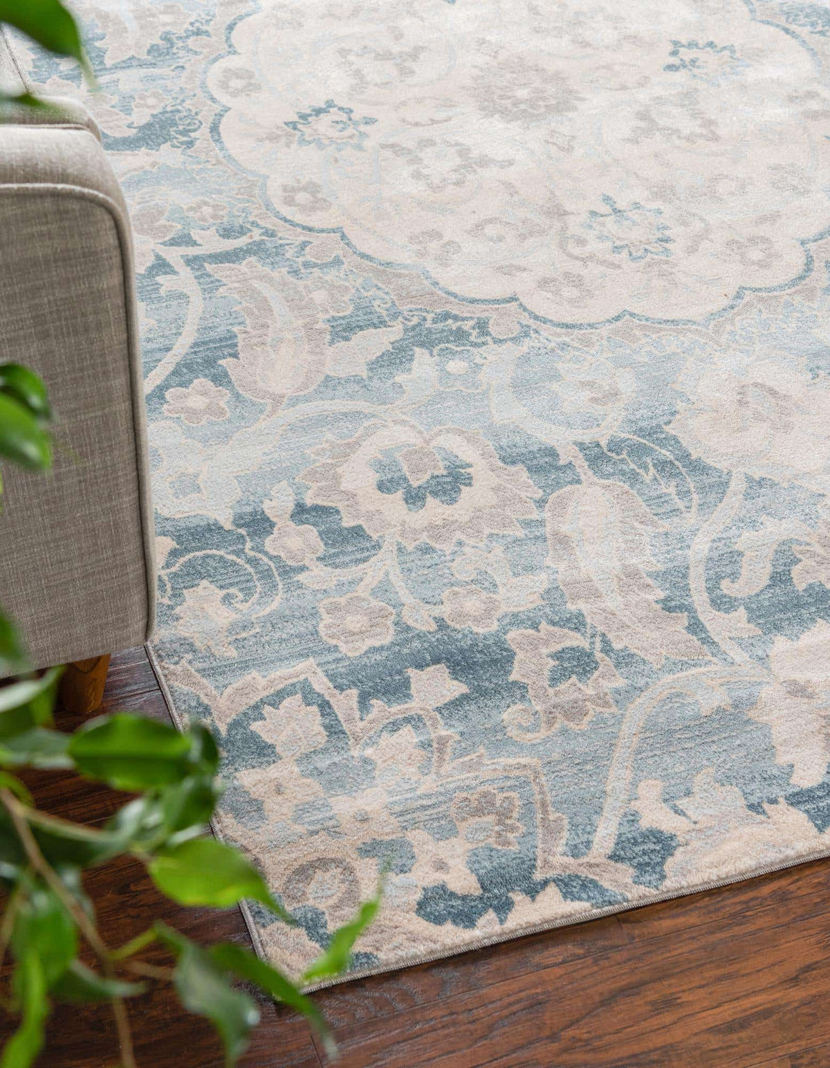 Rechteck Teppich Restoration in Blau von Hadorn™ - Lifestyle Image