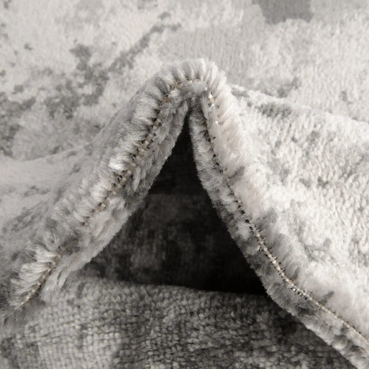 Rechteck Teppich Metropolis in Hellgrau von Hadorn™ - Lifestyle Image