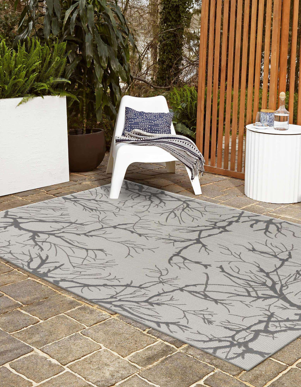 Rechteck Outdoor Teppich Outdoor Botanical in Hellgrau von Hadorn™ - Lifestyle Image