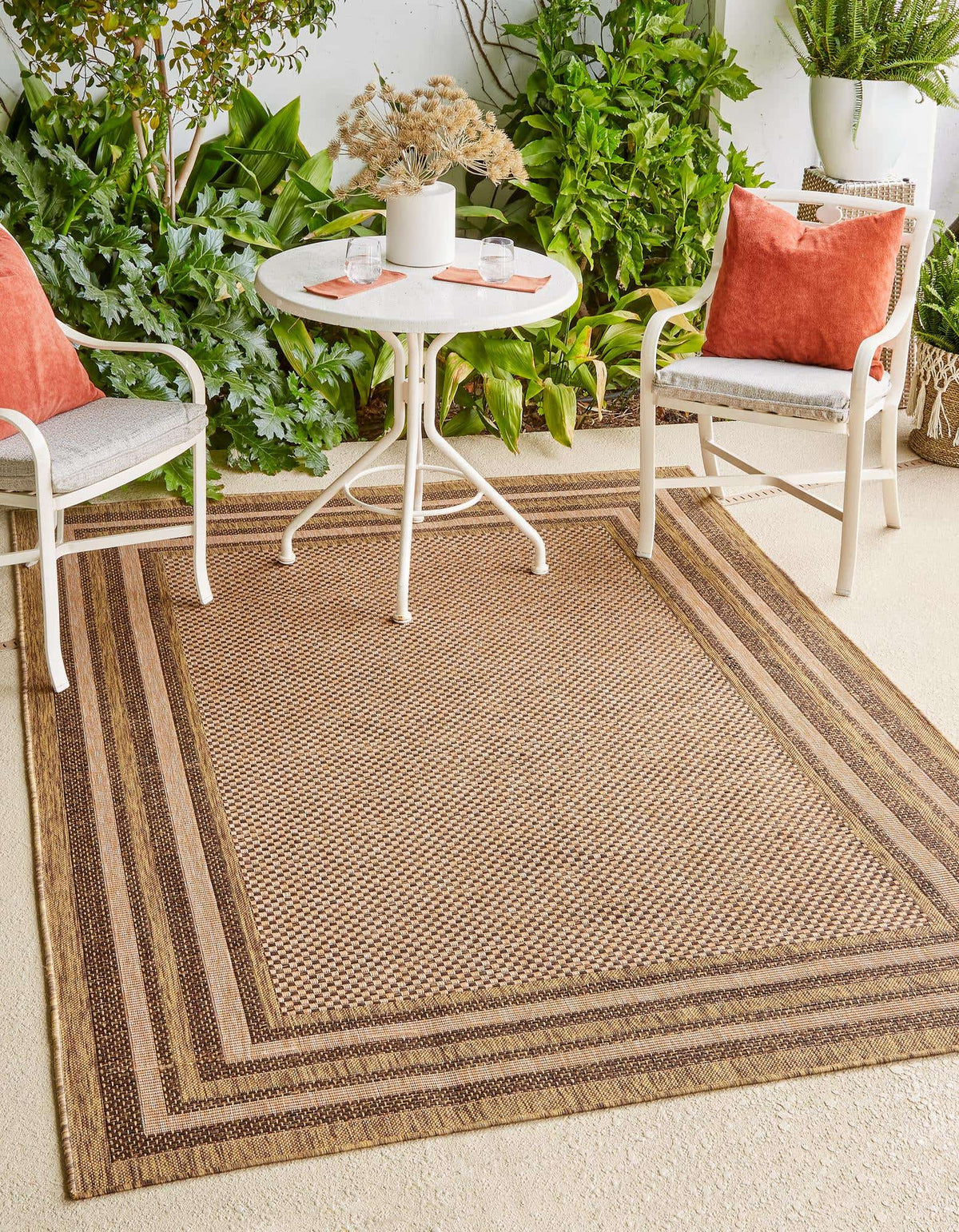 Rechteck Outdoor Teppich Outdoor Border in Hellbraun von Hadorn™ - Lifestyle Image