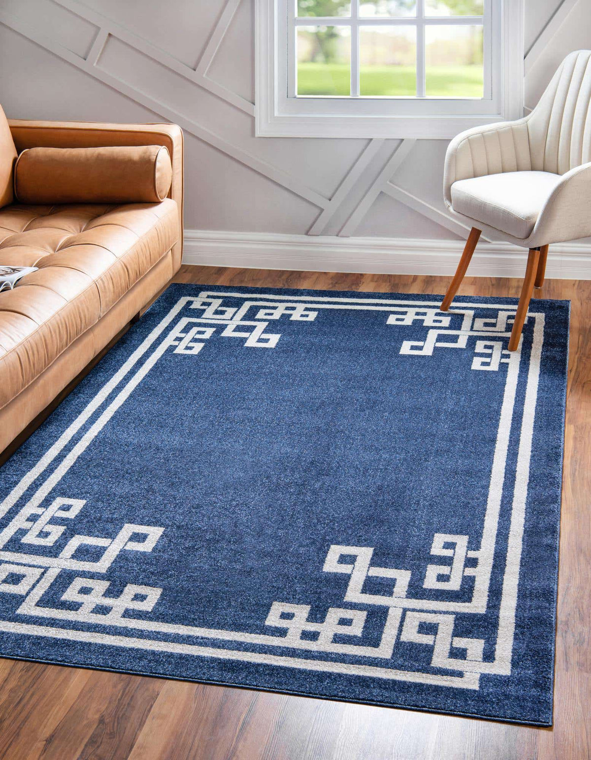 Rechteck Teppich Greek Key in Dunkelblau von Hadorn™ - Lifestyle Image