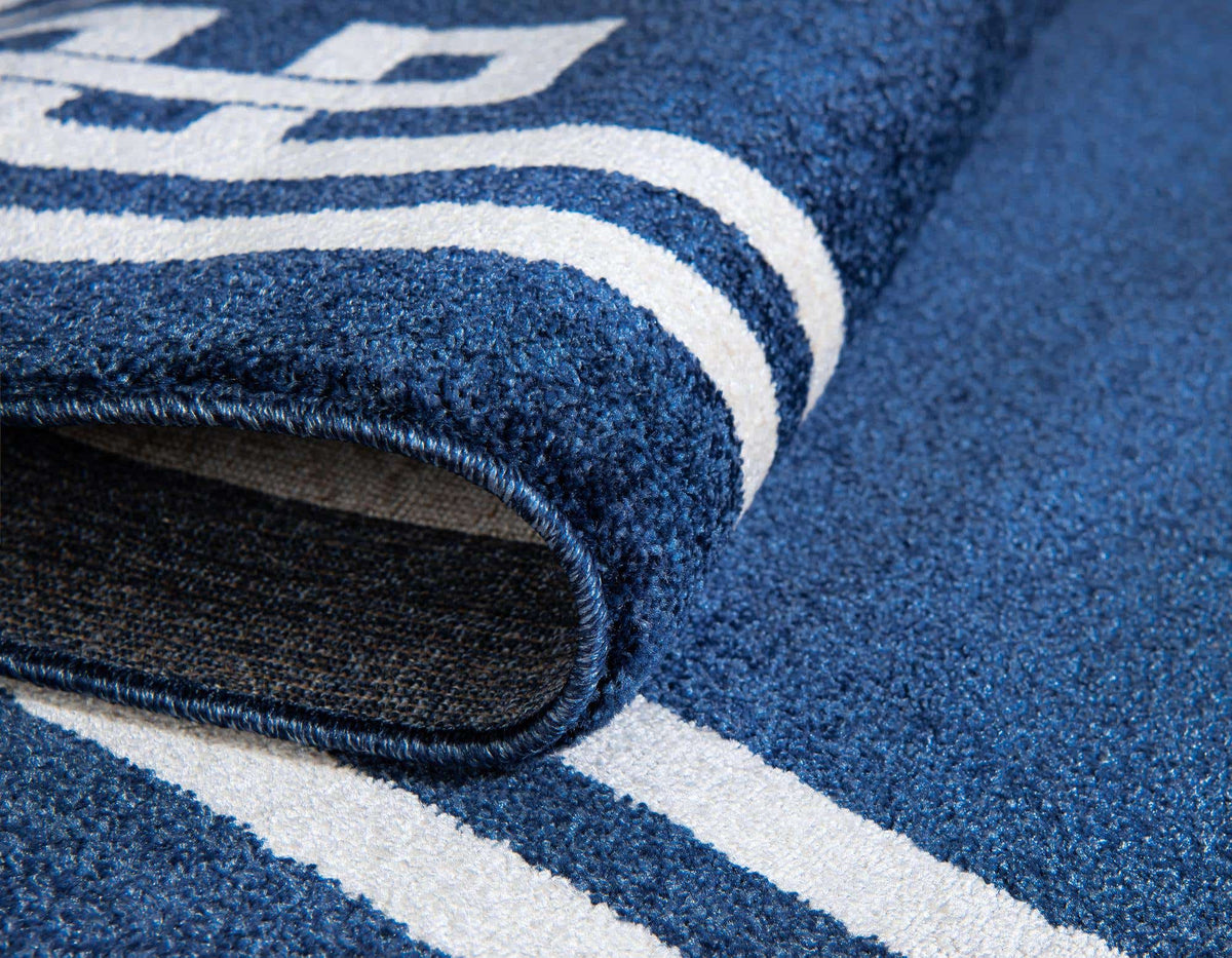 Rechteck Teppich Greek Key in Dunkelblau von Hadorn™ - Lifestyle Image