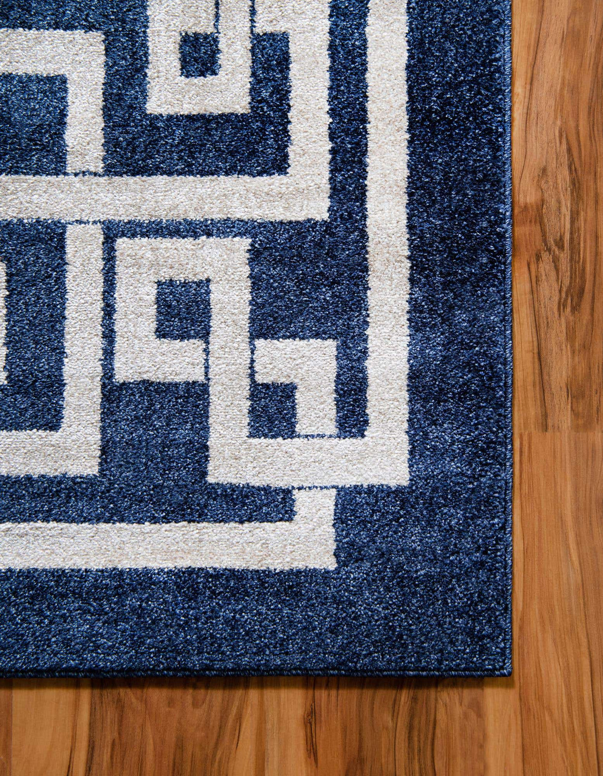 Rechteck Teppich Greek Key in Dunkelblau von Hadorn™ - Lifestyle Image
