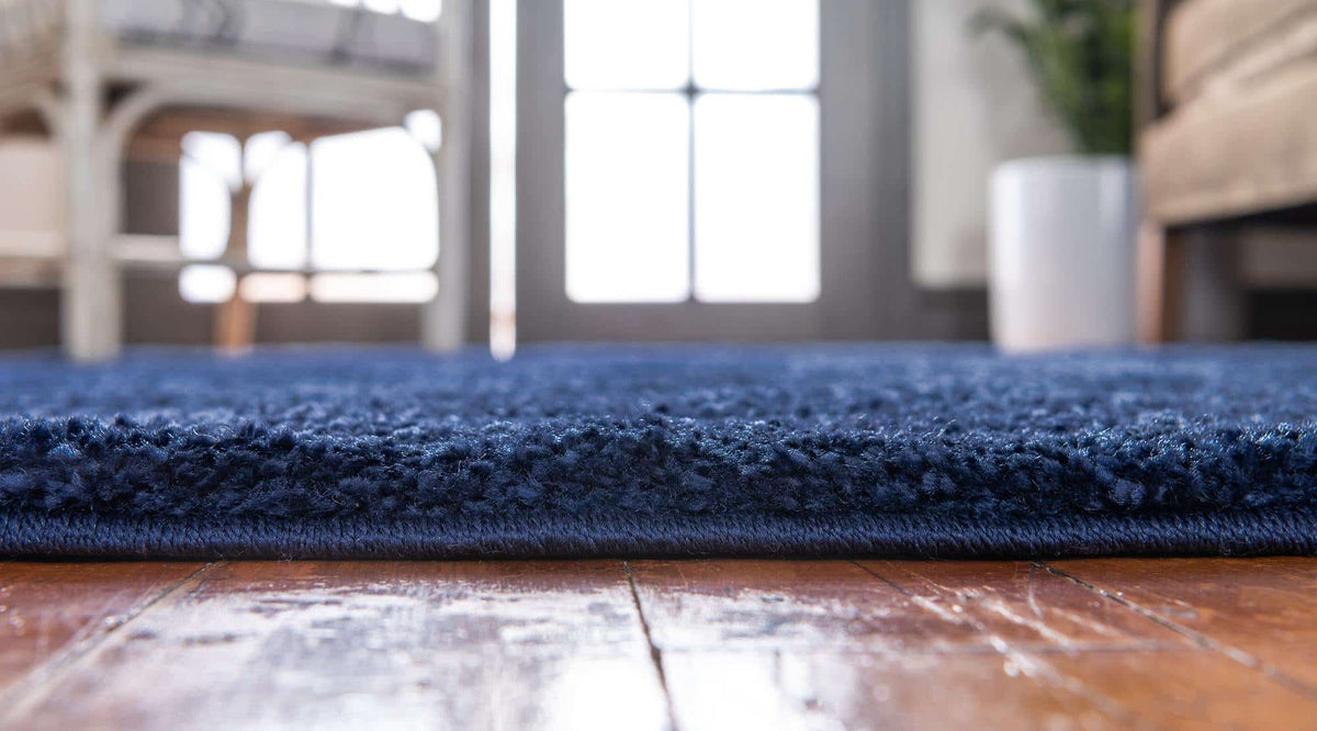 Rechteck Teppich Solid Frieze in Blau von Hadorn™ - Lifestyle Image
