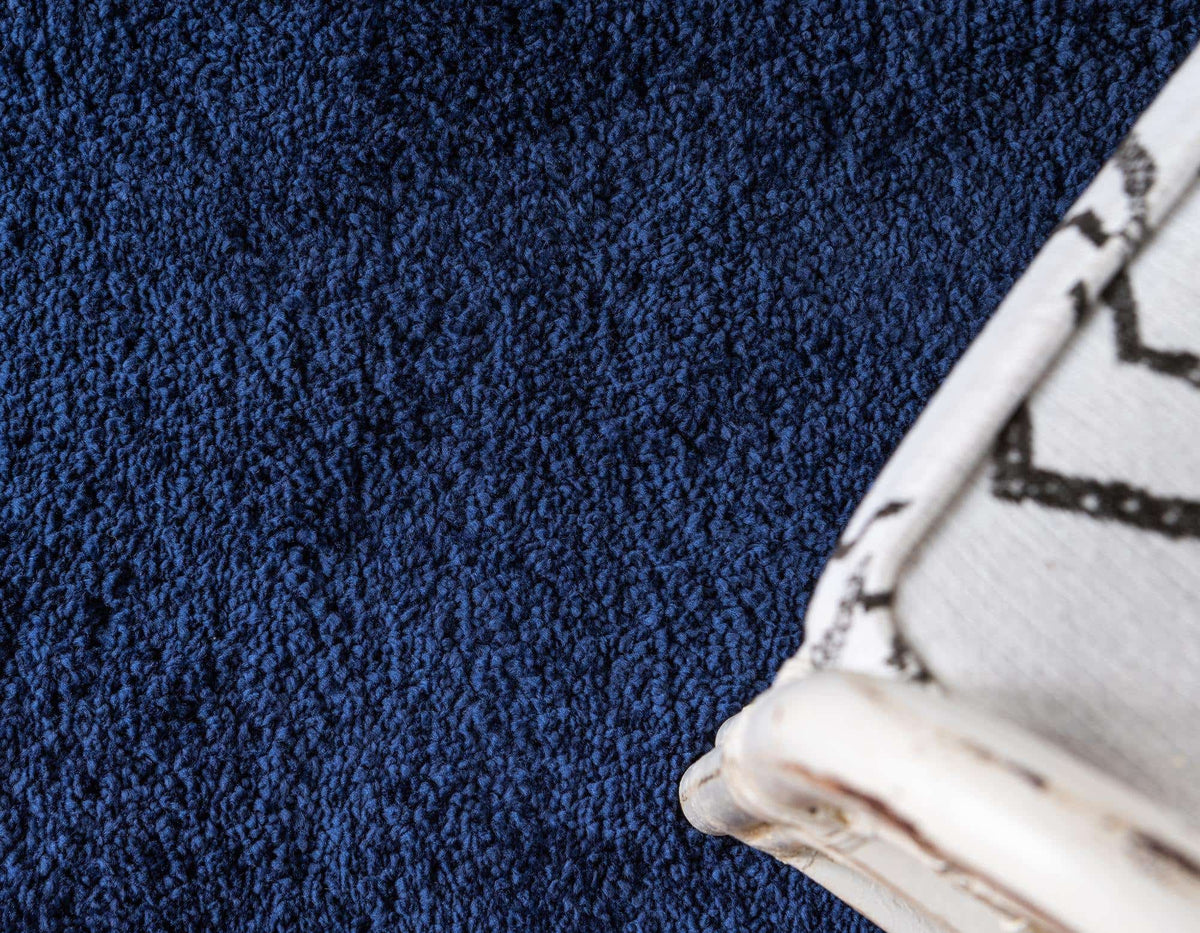 Rechteck Teppich Solid Frieze in Blau von Hadorn™ - Lifestyle Image