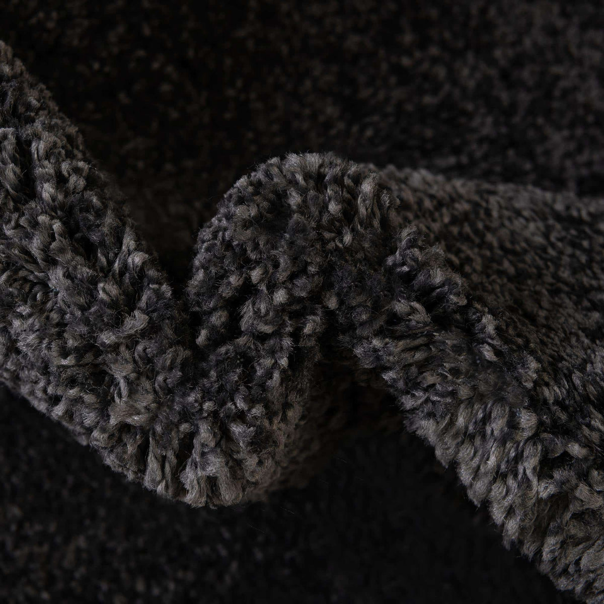 Rechteck Teppich Solid Frieze in Dunkelgrau von Hadorn™ - Lifestyle Image