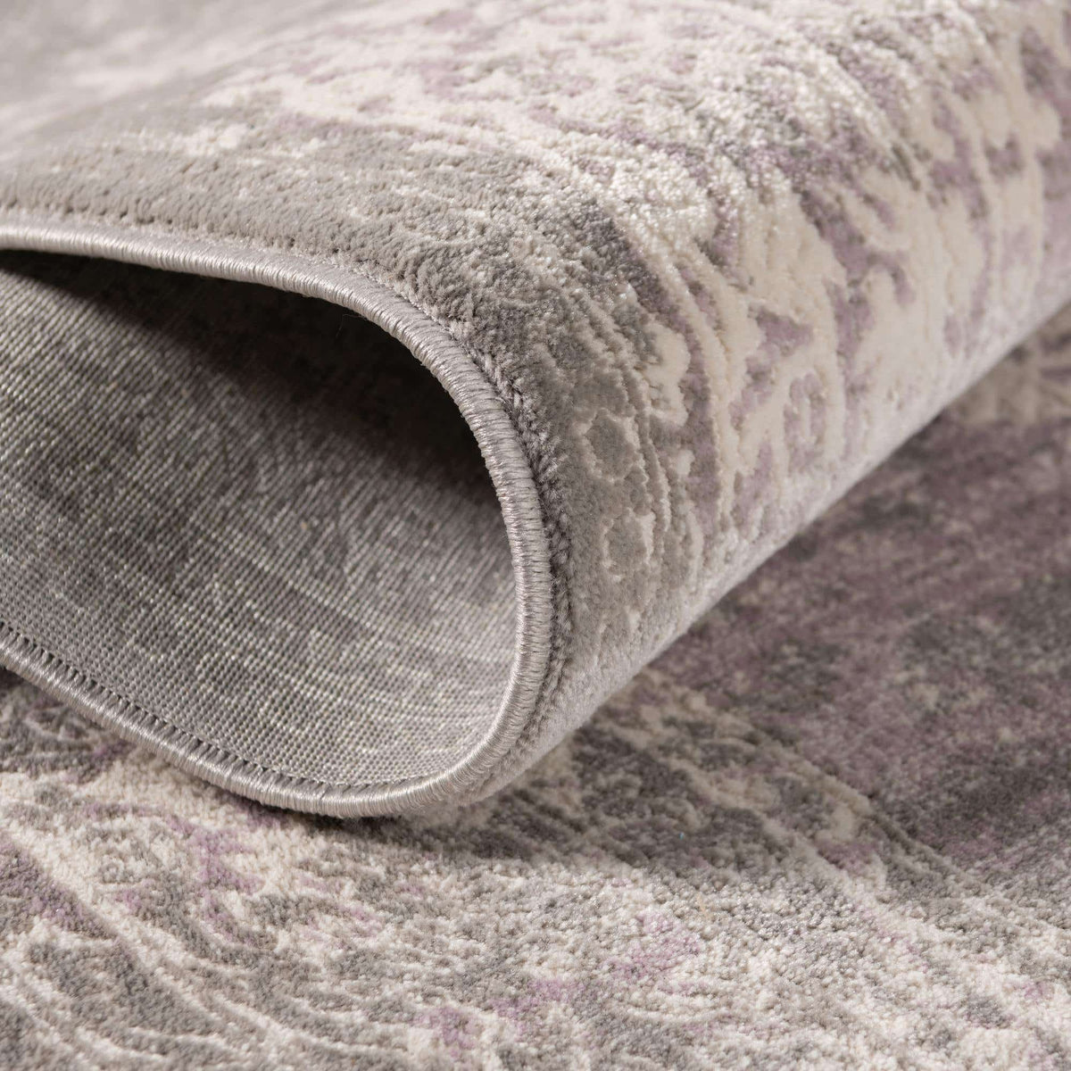 Quadratisch Teppich New Vintage in Lila von Hadorn™ - Lifestyle Image