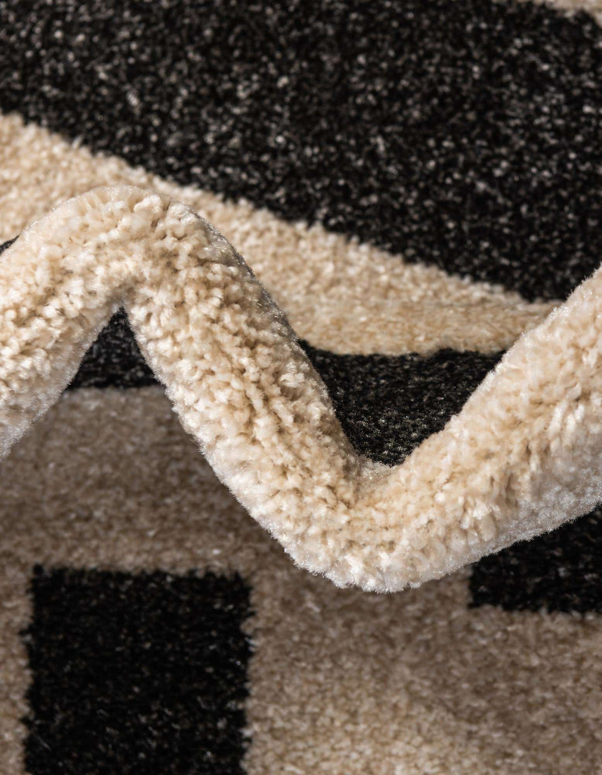 Läufer Teppich Greek Key in Schwarz von Hadorn™ - Lifestyle Image