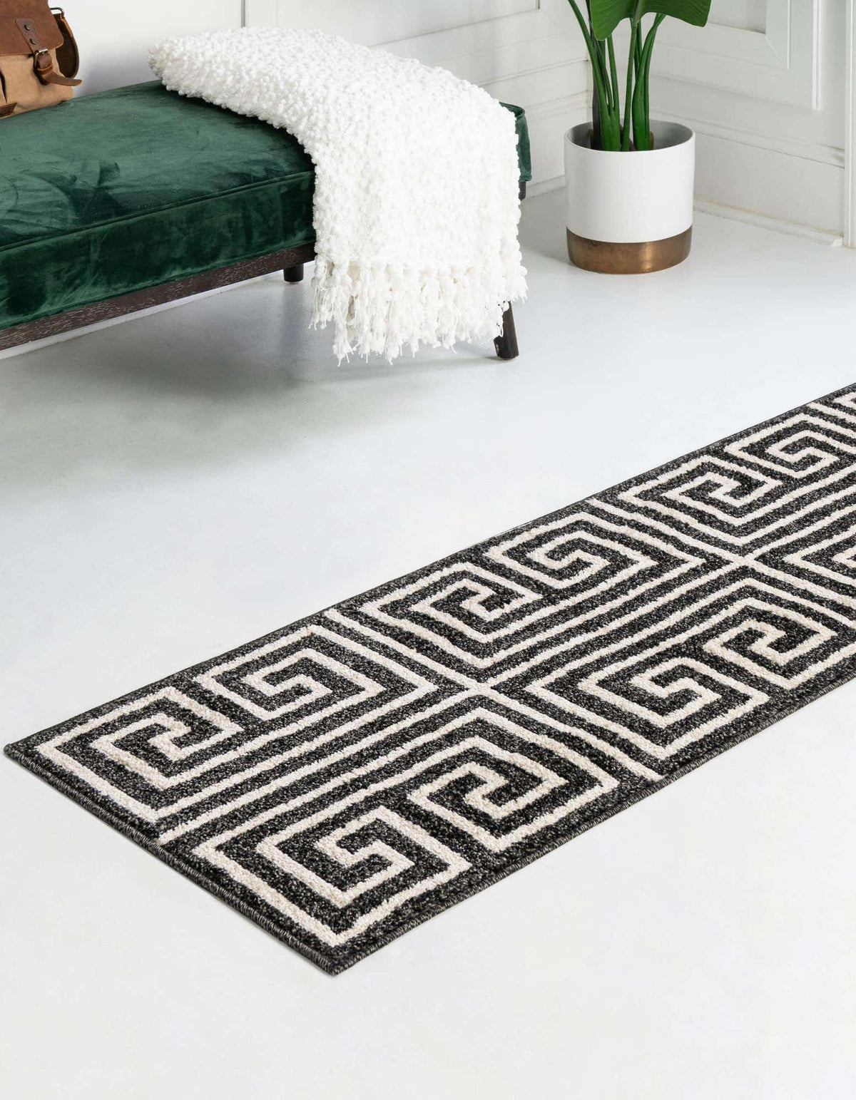 Läufer Teppich Greek Key in Schwarz von Hadorn™ - Lifestyle Image