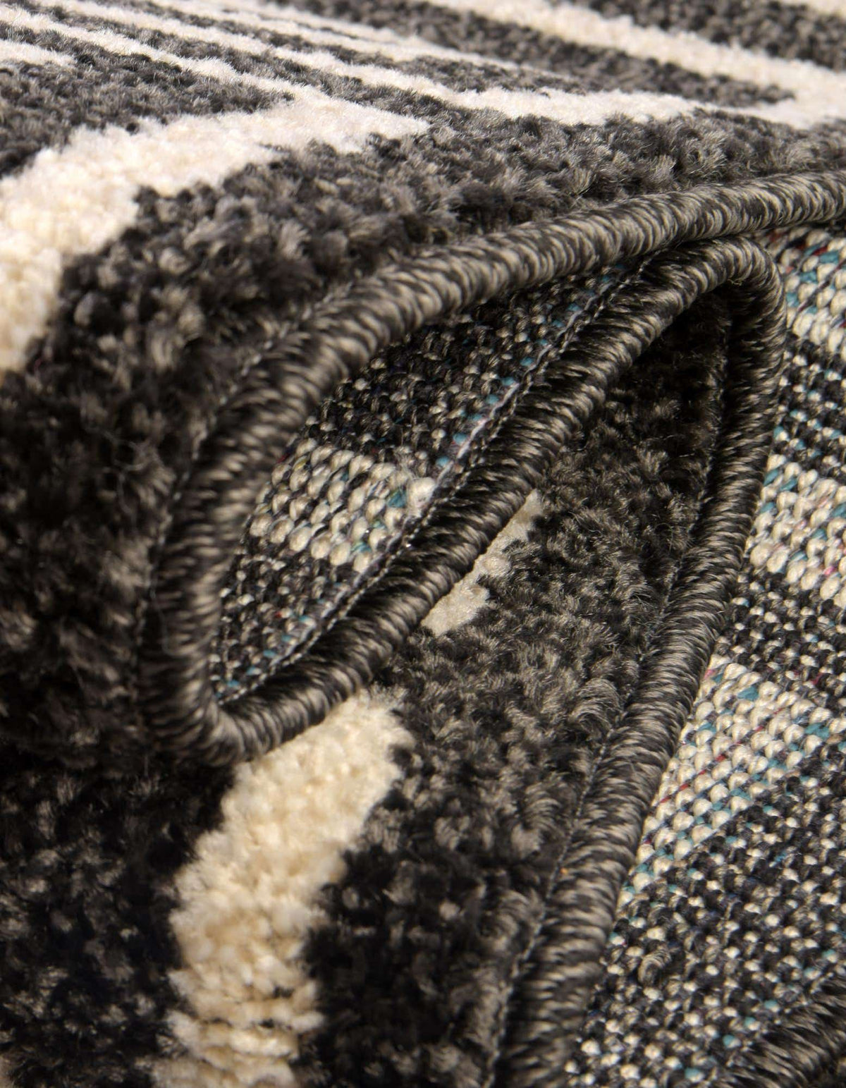 Läufer Teppich Greek Key in Schwarz von Hadorn™ - Lifestyle Image