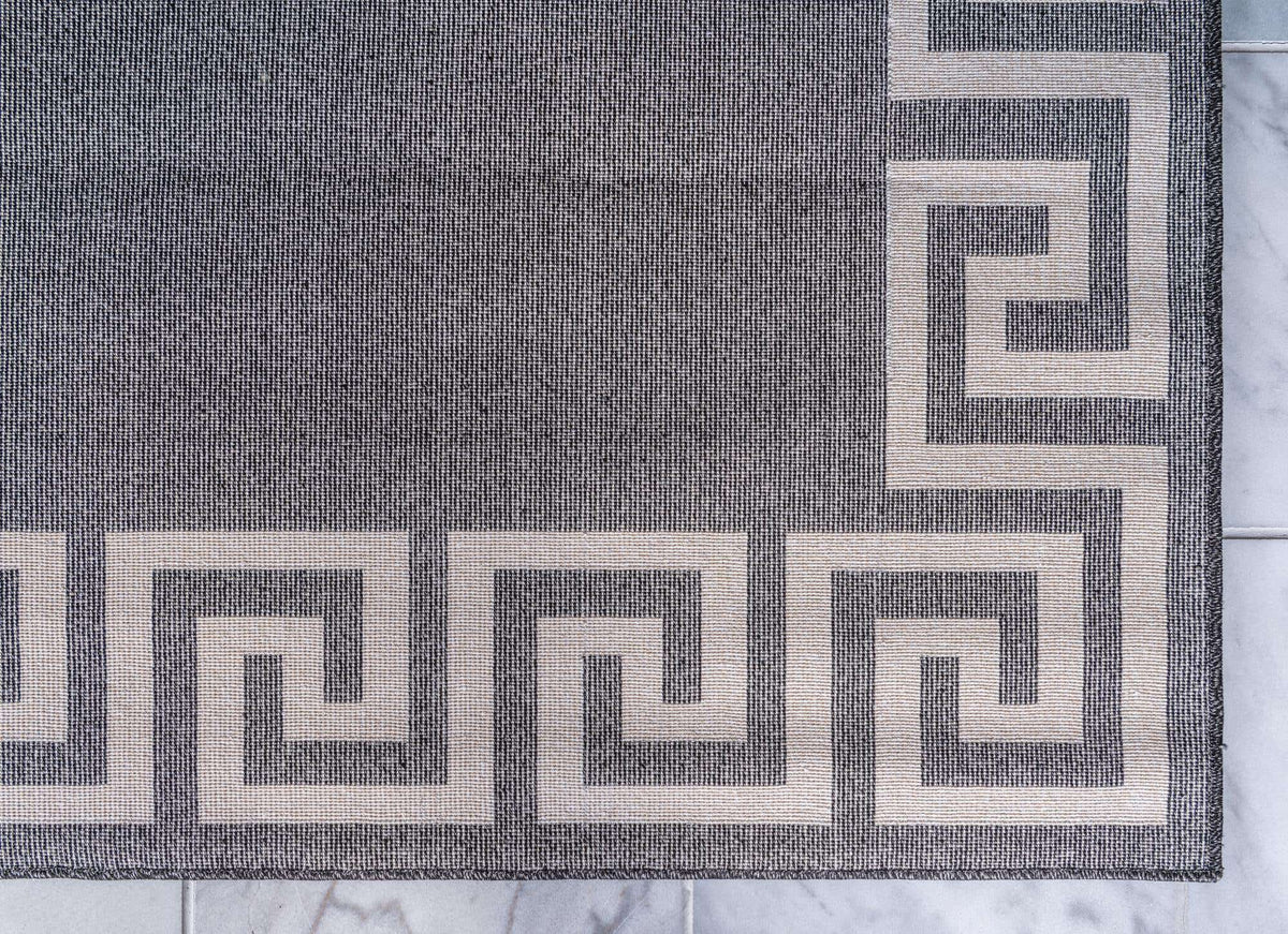 Läufer Teppich Greek Key in Dunkelgrau von Hadorn™ - Lifestyle Image