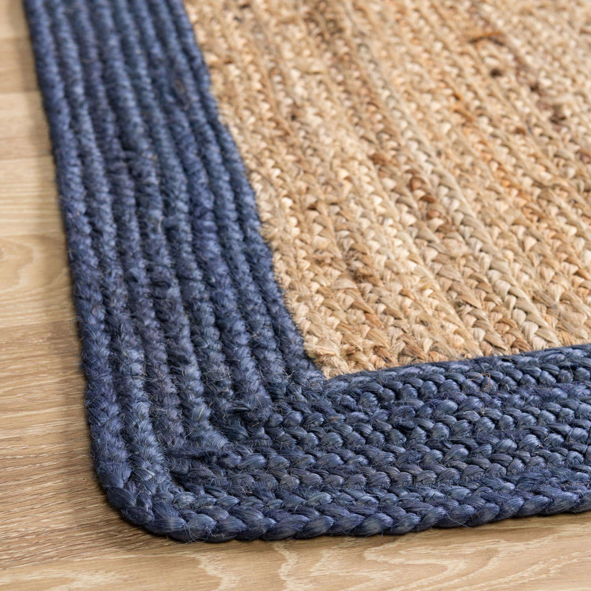 Rechteck Teppich Braided Jute in Natürlich von Hadorn™ - Lifestyle Image