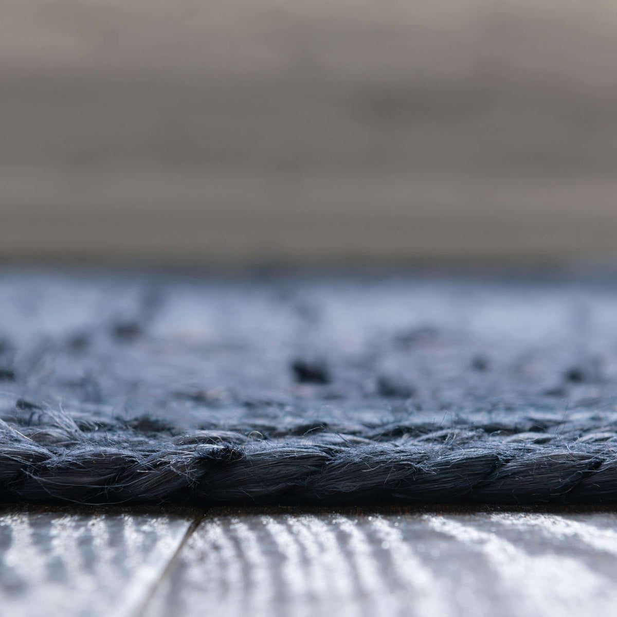 Rechteck Handgeflochten Teppich Braided Jute in Marineblau von Hadorn™ - Lifestyle Image