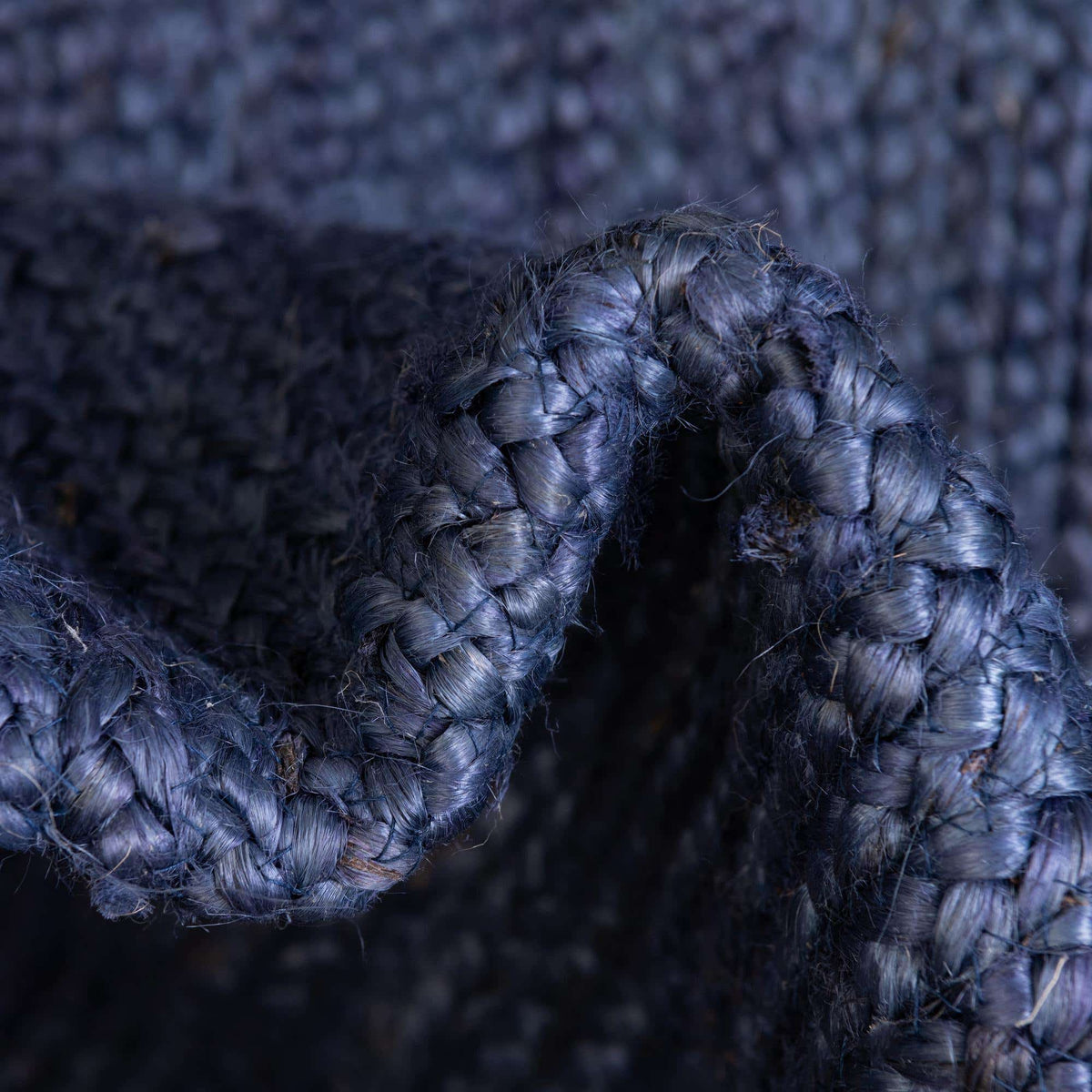 Rechteck Handgeflochten Teppich Braided Jute in Marineblau von Hadorn™ - Lifestyle Image