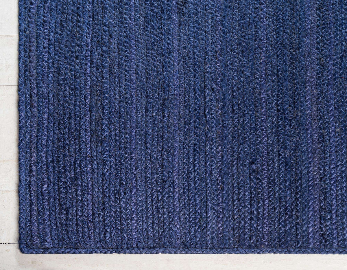 Läufer Handgeflochten Teppich Braided Jute in Marineblau von Hadorn™ - Lifestyle Image